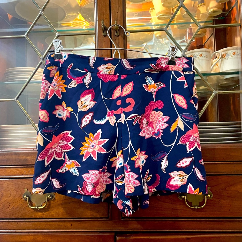 LOFT Outlet Women’s Floral Pull Up Shorts. Size Small